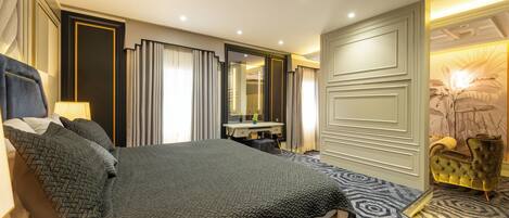 Una habitación de hotel moderna con una cama grande, un tocador con espejo y un panel decorativo en la pared.