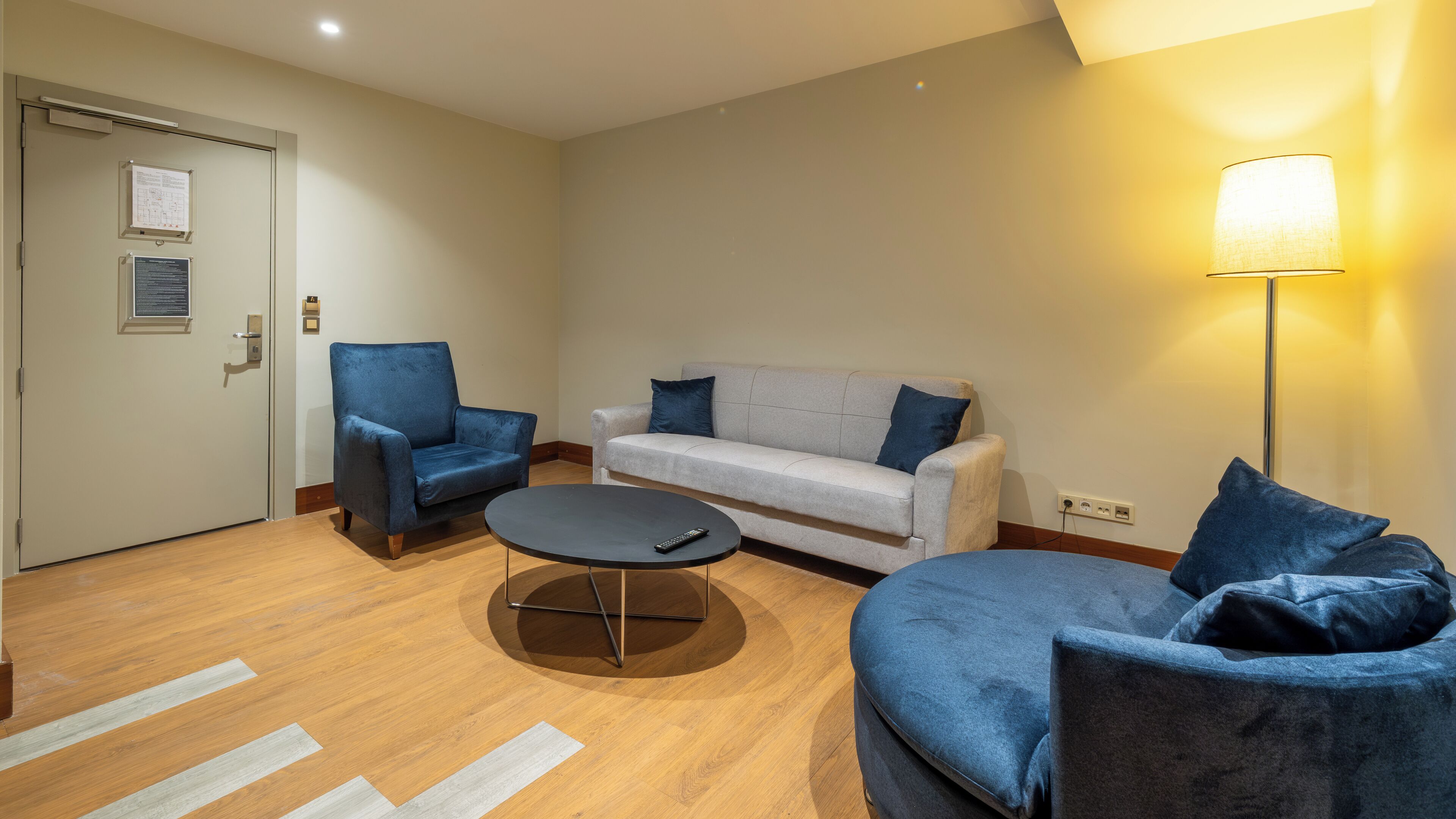 junior room | living area | flat-screen tv