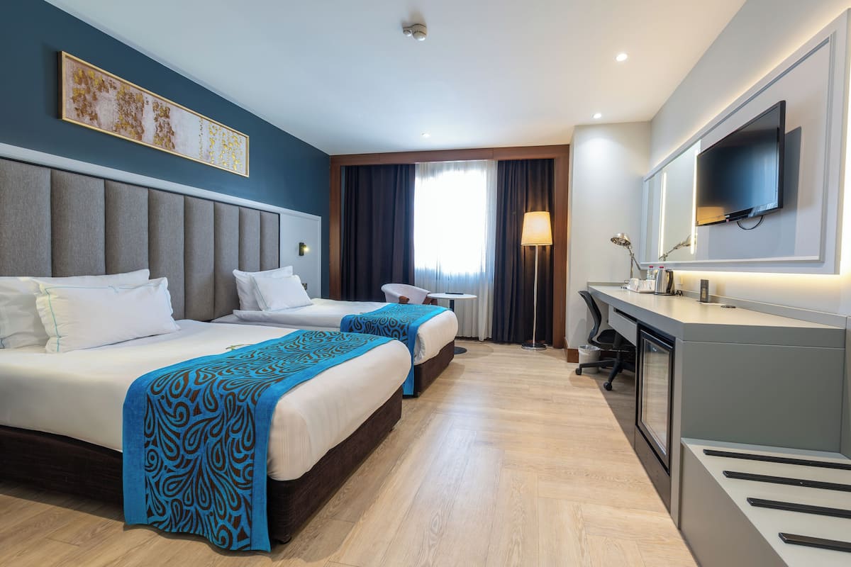 Deluxe Room | Minibar, in-room safe, individually decorated, individually furnished