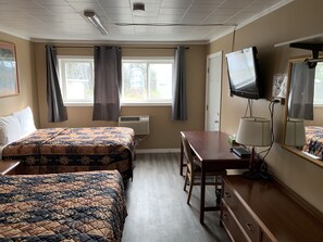 Suite, 2 dobbeltsenger, tekjøkken | Skrivebord, strykejern/-brett, wi-fi (inkludert) og sengetøy