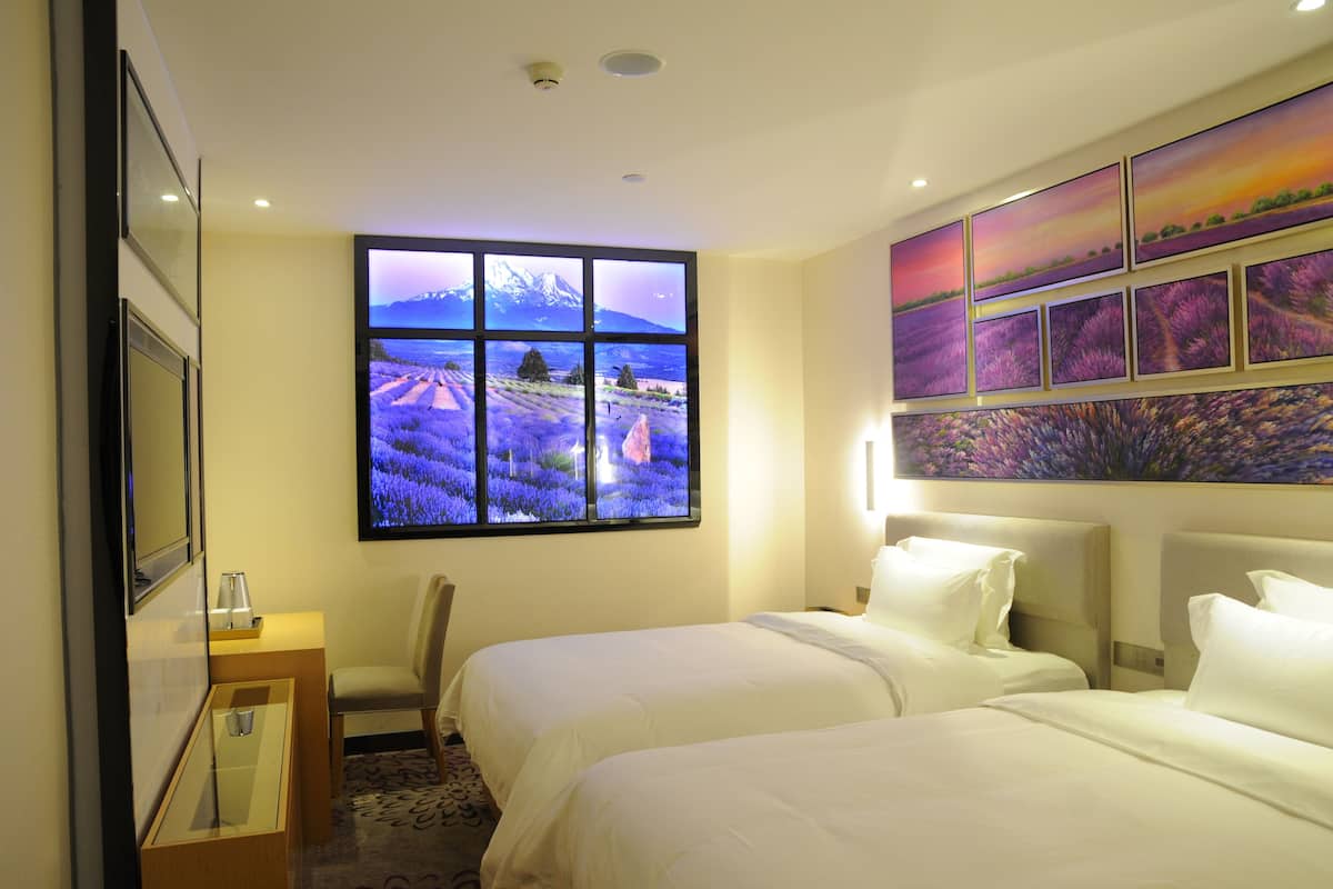 Exclusive Twin Room | Peralatan tempat tidur premium, peti besi dalam bilik, meja