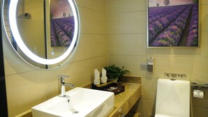 Shower, free toiletries, towels - Tianyu Hotel (Guangzhou)