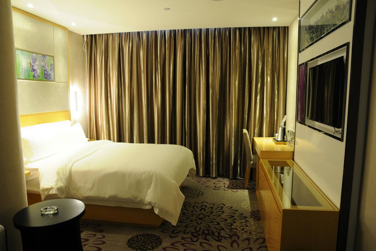 Deluxe Double Room | Premium bedding, in-room safe, desk, blackout drapes