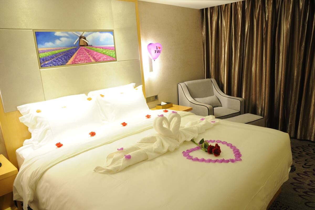 Romantic Room | Premium bedding, in-room safe, desk, blackout drapes