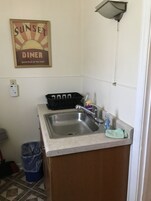 经济公寓, 1 张大床 | 私人简易厨房 | 冰箱、微波炉