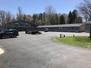 Front of property - Marinette Inn (Marinette)
