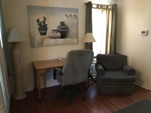 شقة اقتصادية - سرير كبير | منطقة المعيشة | تلفزيون بشاشة مسطحة بحجم 32-بوصة يعرض قنوات تلفزيونية باشتراك مدفوع