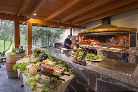 Abendessen, italienische Küche, Blick auf den Garten . Hotel Rurale Orti di Nora & SPA
