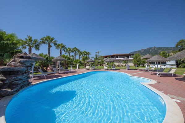 Sesongbasert utendørsbasseng, bassengparasoller og solsenger