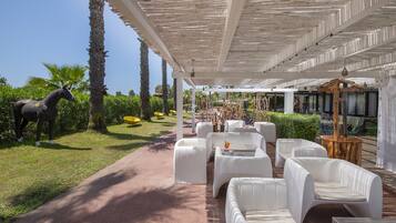 Suguhan pemandangan kolam renang, buka setiap hari