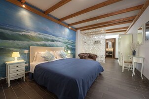 Minibar, caja de seguridad en la habitación y decoración personalizada 