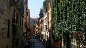 A cobblestone street lined with buildings, some with greenery on the facades. - Guest house Interno 7 Luxury Rooms (Rome)