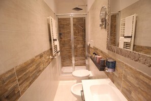 A modern bathroom with a glass-enclosed shower, a white toilet, and a white sink. - Guest house Interno 7 Luxury Rooms (Rome)