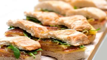 Desayuno completo (USD 14.50 por persona)