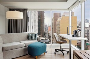 全景客房, 1 张特大床, 城市景观 (Corner) | 迷你吧、客房内保险箱、办公桌、隔音