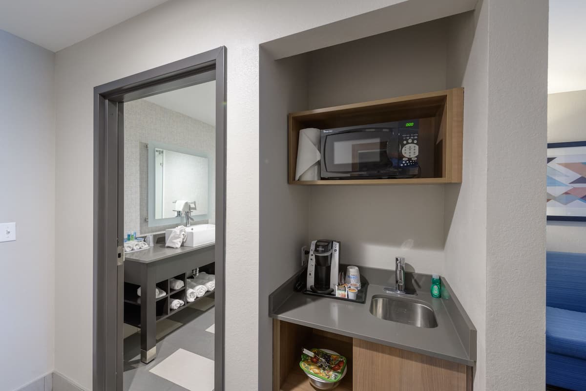 1 bedroom, in-room safe, desk, iron/ironing board