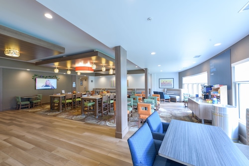 Holiday Inn Express & Suites Jamestown by IHG