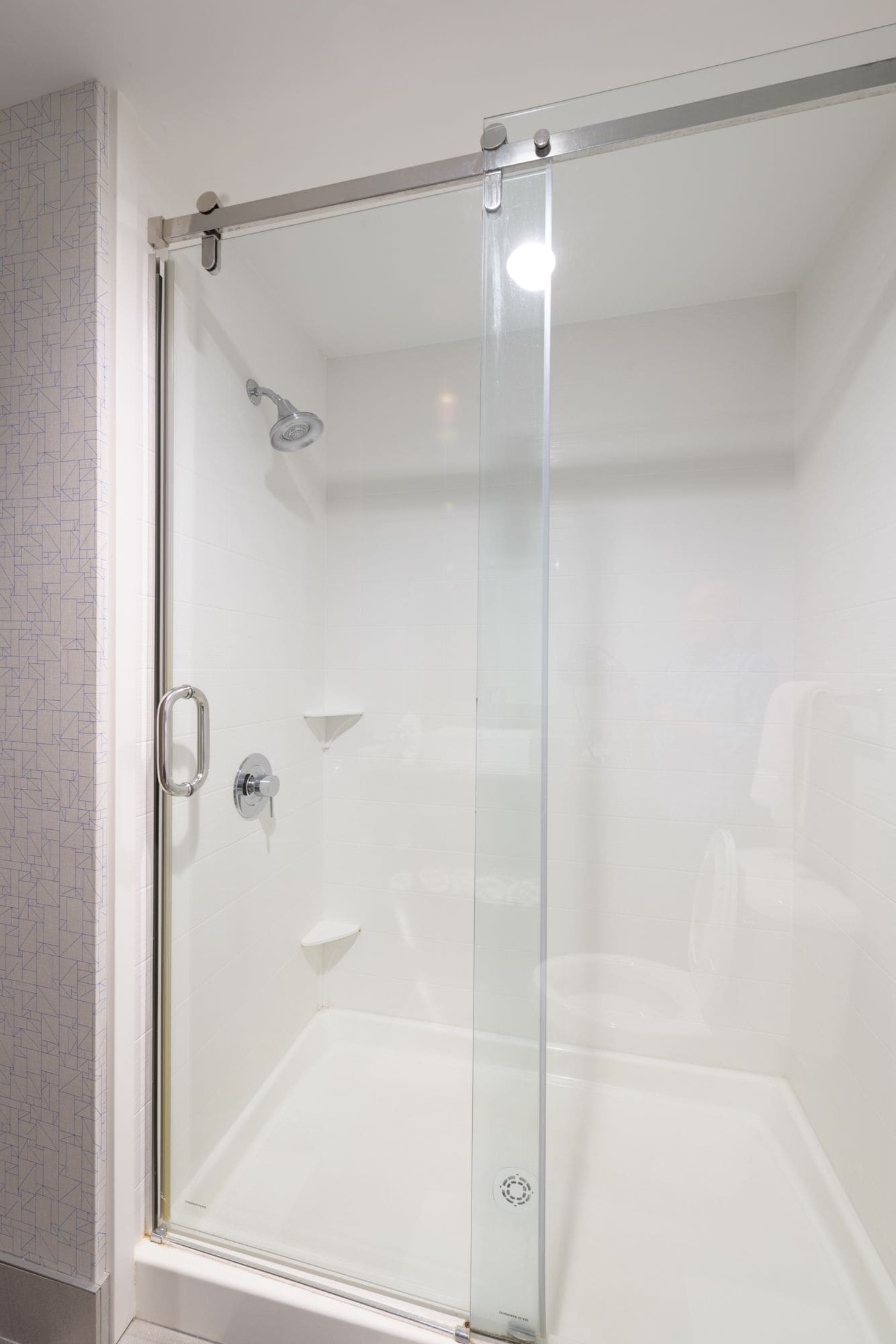 combined shower/bathtub, hydromassage showerhead, hair dryer, towels