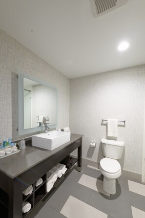 Combined shower/bathtub, hydromassage showerhead, hair dryer, towels