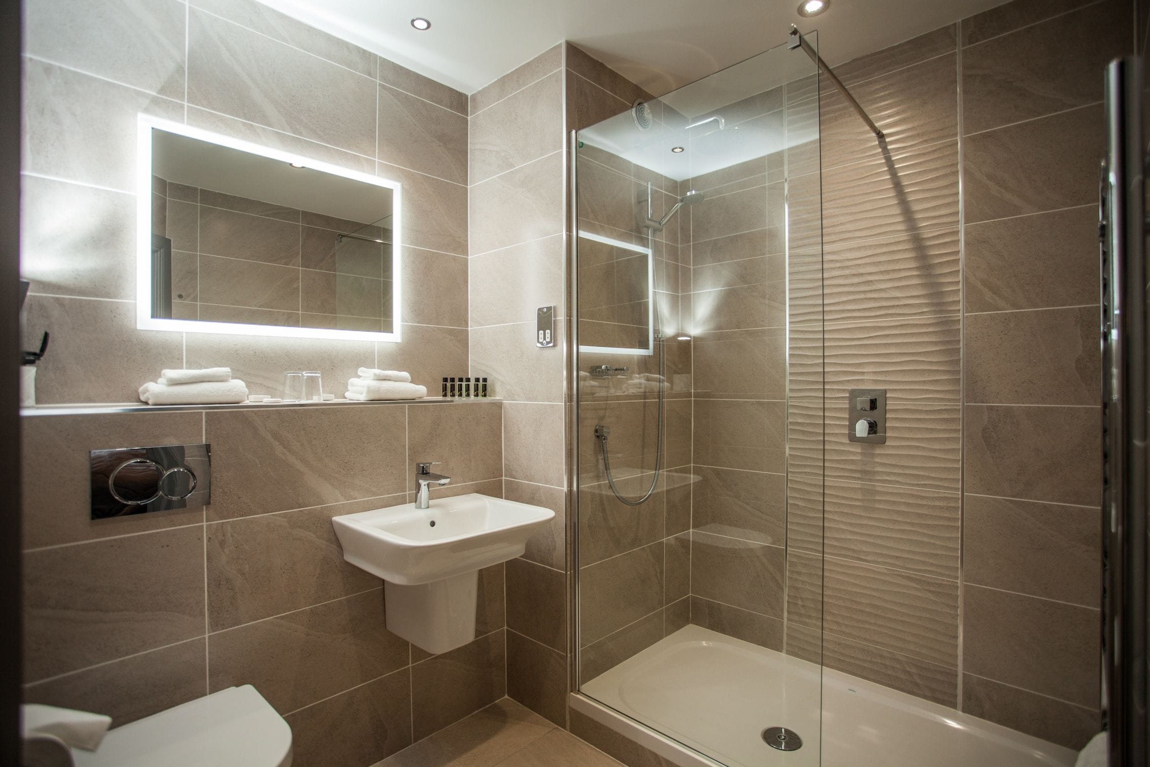 executive room, ground floor | bathroom | combined shower/bathtub, free toiletries, hair dryer, towels