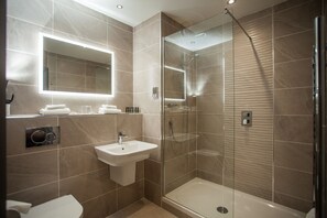 Executive-huone, pohjakerroksessa | Kylpyhuone | Suihku, ilmaiset hygieniatuotteet, hiustenkuivaaja, pyyhkeet