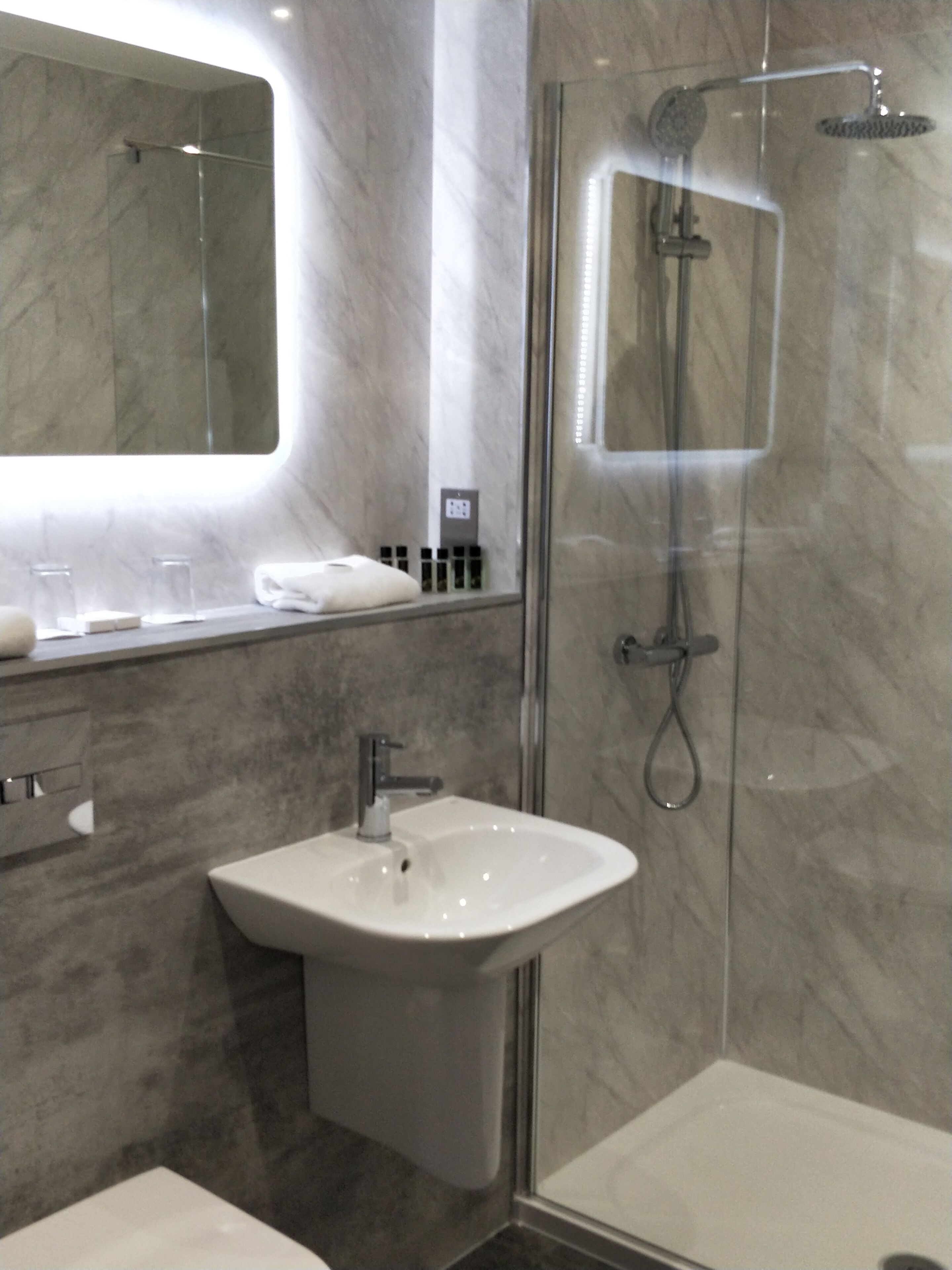 double room | bathroom | combined shower/bathtub, free toiletries, hair dryer, towels