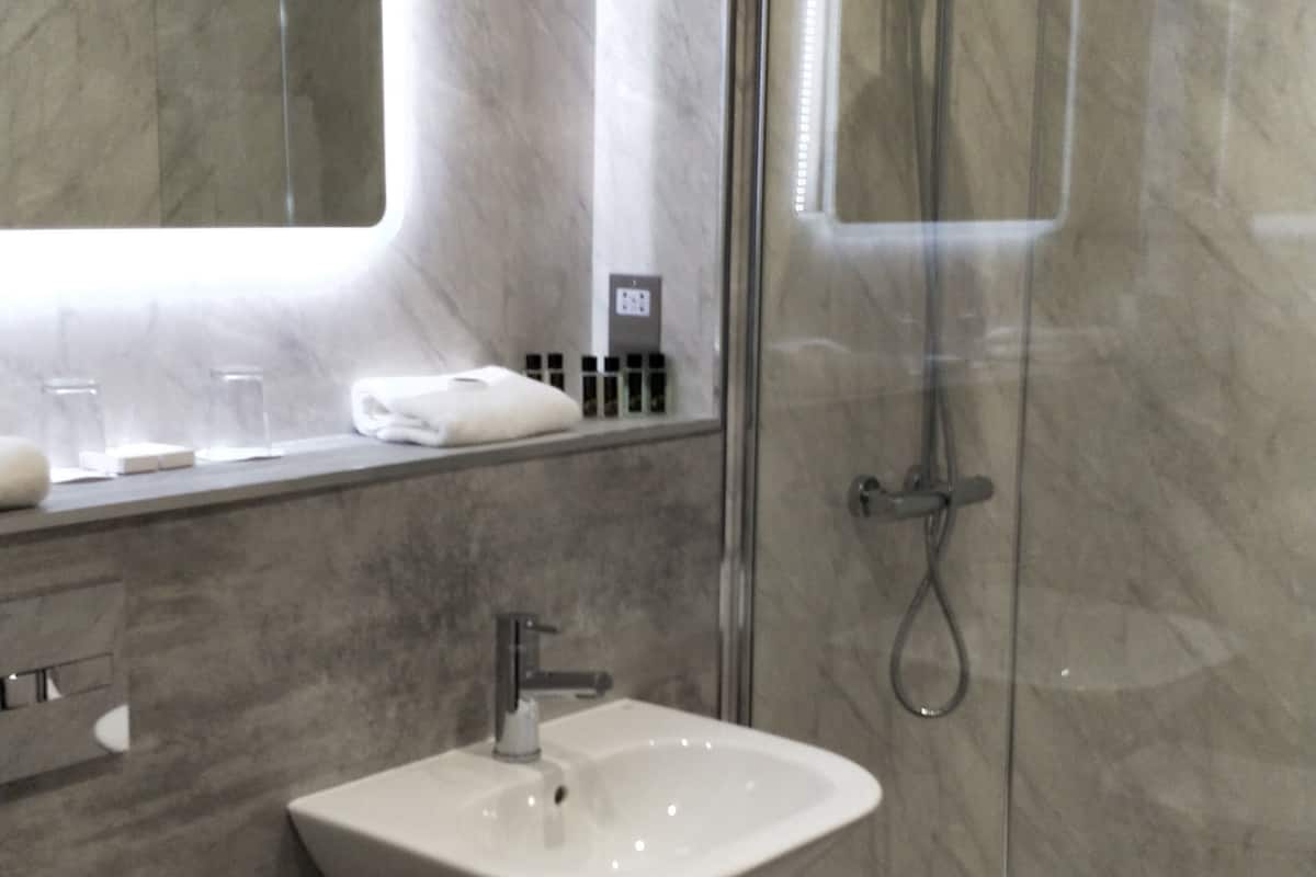 double room | bathroom | combined shower/bathtub, free toiletries, hair dryer, towels