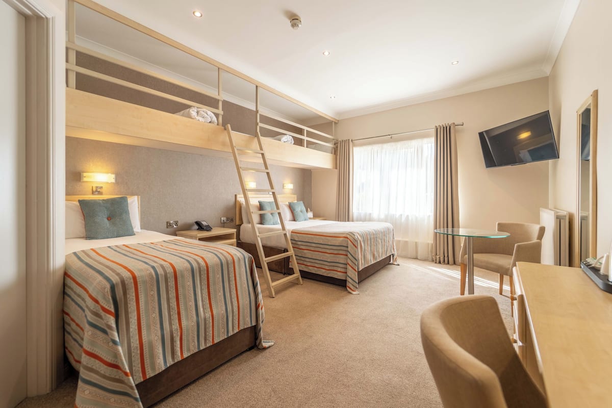 Caja de seguridad en la habitación y tabla de planchar con plancha