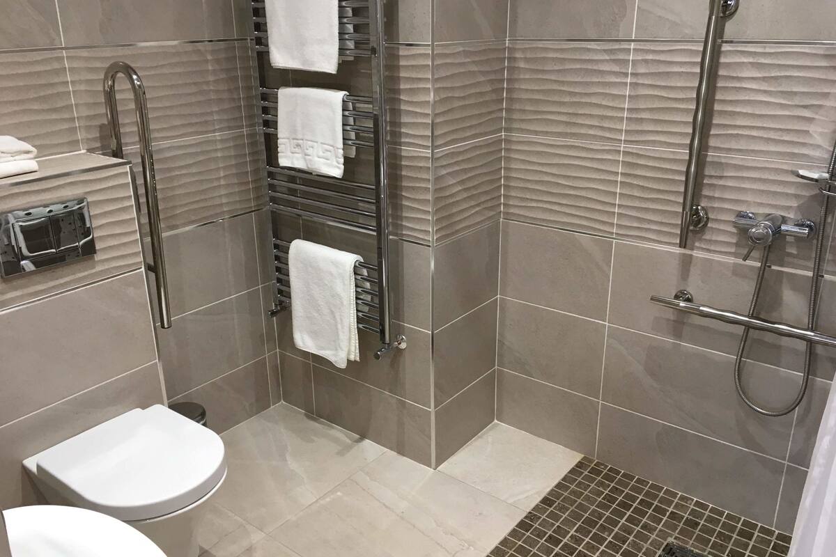 double room, accessible | bathroom | combined shower/bathtub, free toiletries, hair dryer, towels