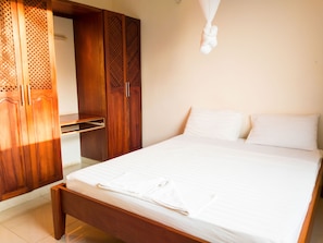 Basic-Apartment, Poolblick | 1 Schlafzimmer, Zimmersafe, Schreibtisch, schallisolierte Zimmer