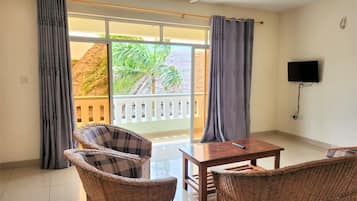 Departamento básico, vista a la alberca | 1 habitación, caja de seguridad en la habitación y escritorio