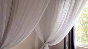 Departamento básico, vista a la alberca | 1 habitación, caja de seguridad en la habitación y escritorio