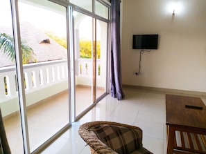 Basic-Apartment, Poolblick | Wohnbereich | Flachbildfernseher