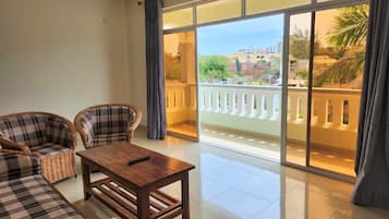 Departamento básico, vista a la alberca | Área de sala de estar | Televisión de pantalla plana