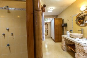 Design-Ferienhütte, 1 King-Bett, Nichtraucher, Kochnische | Badezimmer | Dusche, kostenlose Toilettenartikel, Haartrockner, Handtücher