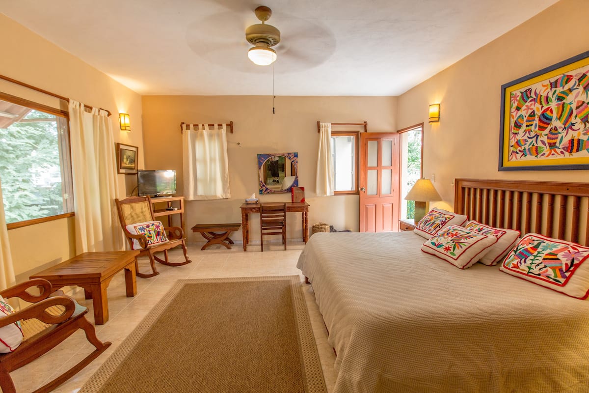 Junior kamer, 1 kingsize bed | Luxe beddengoed, een kluis op de kamer, individueel gedecoreerd