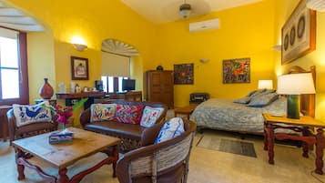 Suite de diseñador, 1 cama King size | Ropa de cama de alta calidad y caja de seguridad en la habitación