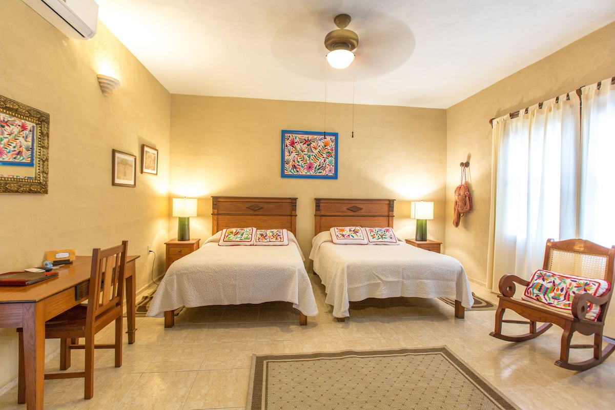 Habitación doble | Ropa de cama de alta calidad, caja fuerte, escritorio