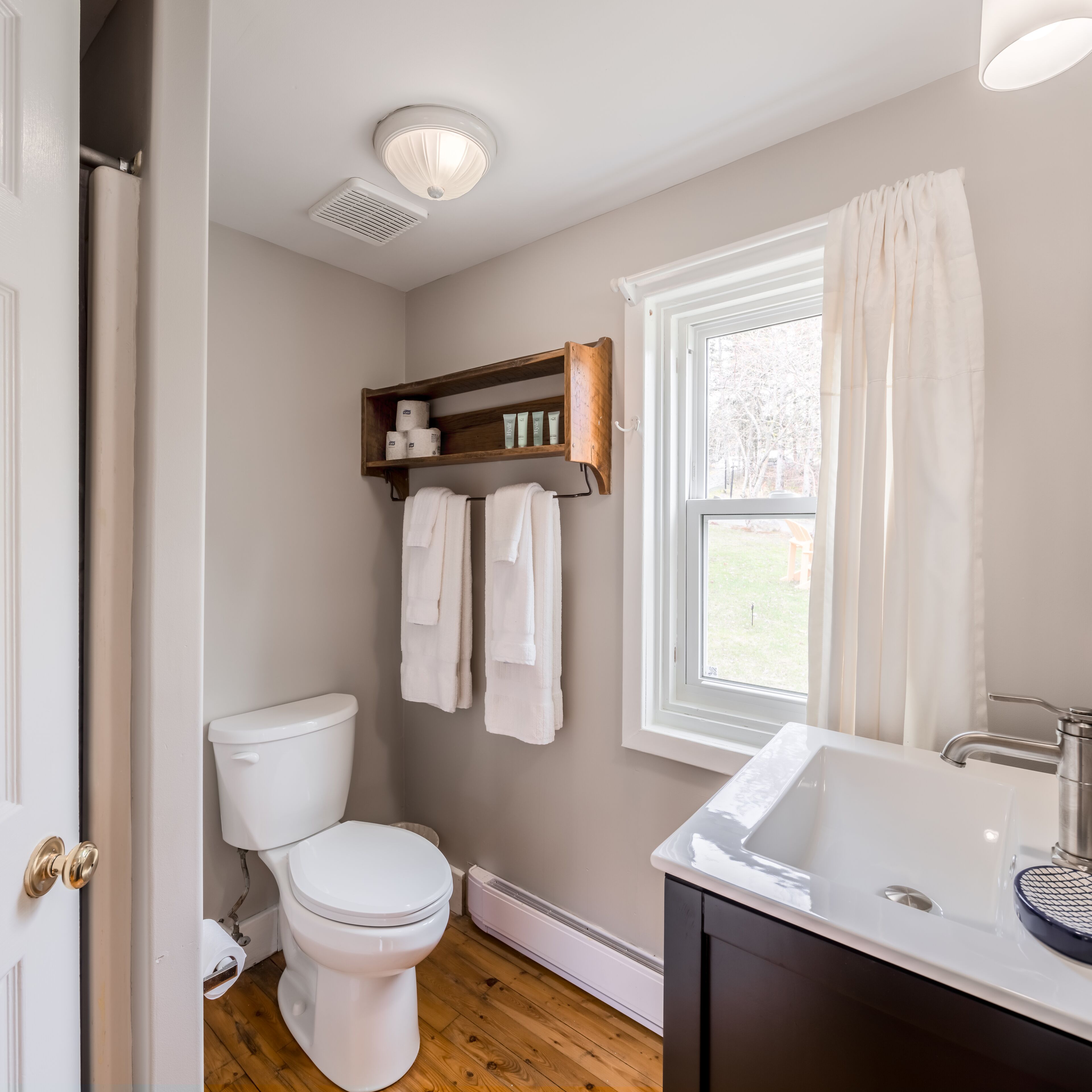 classic cottage | bathroom | combined shower/bathtub, free toiletries, hair dryer, towels