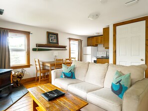 Classic Cottage | Individually decorated, individually furnished, soundproofing