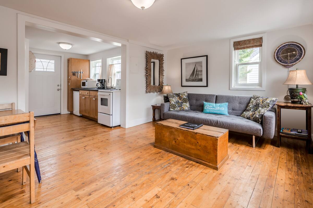 Classic Cottage | Individually decorated, individually furnished, soundproofing