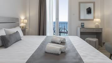 Rom – superior, sjøutsikt | Minibar, skrivebord, skrivebord for bærbar PC og lydisolert