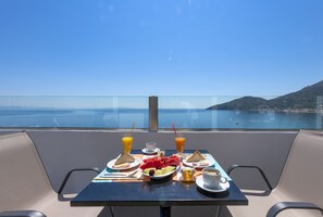 Ein Tisch mit Frühstücksangeboten und Blick auf das Meer.