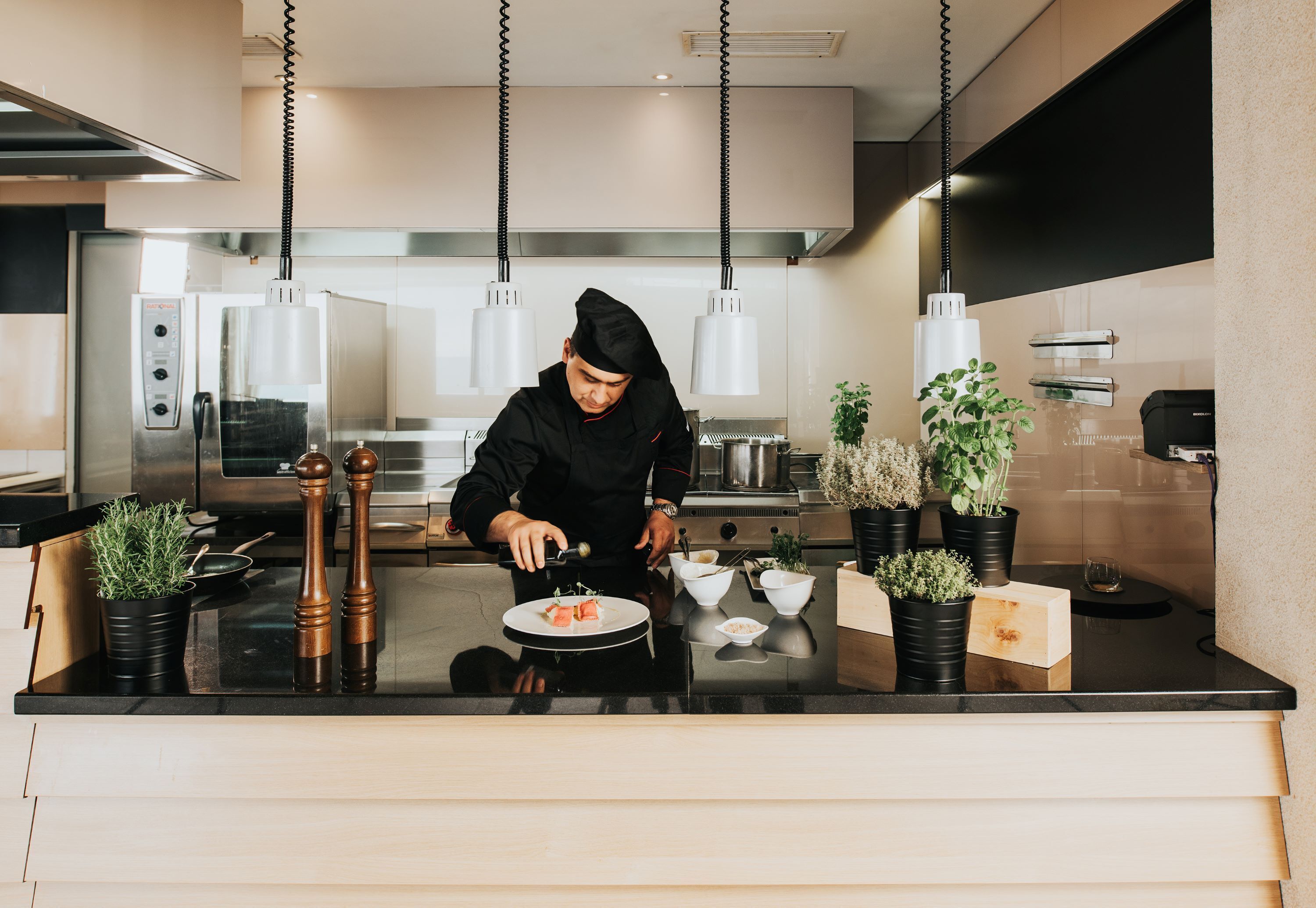 3 من المطاعم، حيث تُقدم وجبات الإفطار، الغداء، أطباق البحر المتوسط