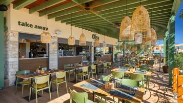 3 nhà hàng, phục vụ bữa sáng, bữa trưa, món ăn kiểu Địa Trung Hải