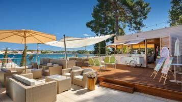 بار على الشاطئ