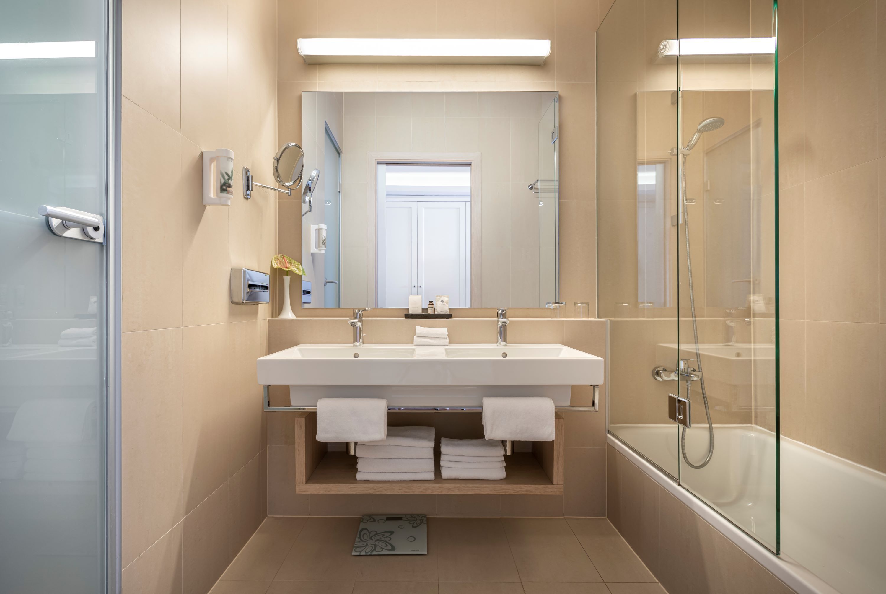 V Level Suite for 2+1 Spectacular Seaview | Minibar, una cassaforte in camera, una scrivania, Wi-Fi gratuito