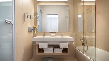 V Level Suite for 2+1 Spectacular Seaview | Minibar, una cassaforte in camera, una scrivania, Wi-Fi gratuito