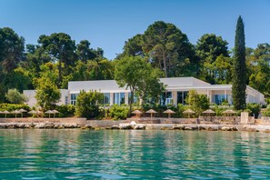 3 restaurants, breakfast, lunch, dinner served; Mediterranean cuisine 