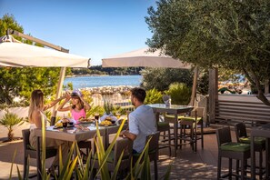 3 restaurantes, café da manhã, culinária mediterrânea